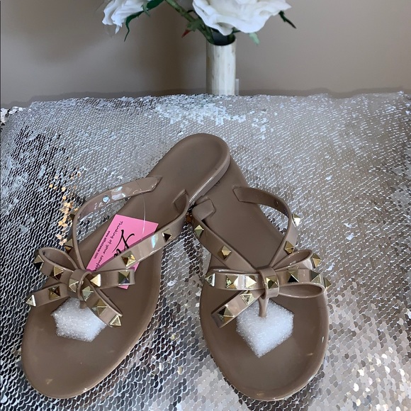 🌸RESTOCKED🌸 New Dark Beige studded bow sandals!! - Picture 3 of 4